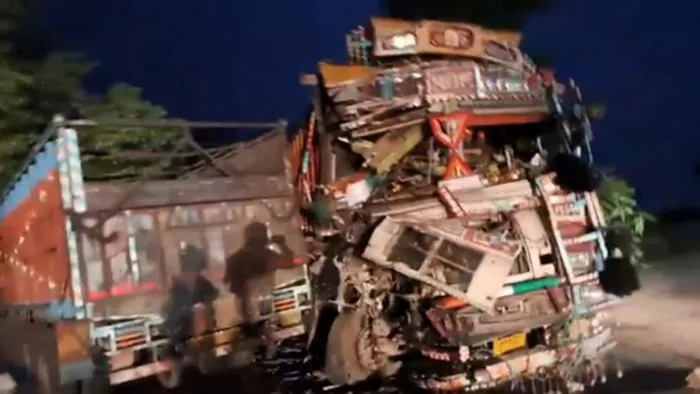 लखीसराय में दो ट्रकों के बीच भीषण टक्कर (जागरण)