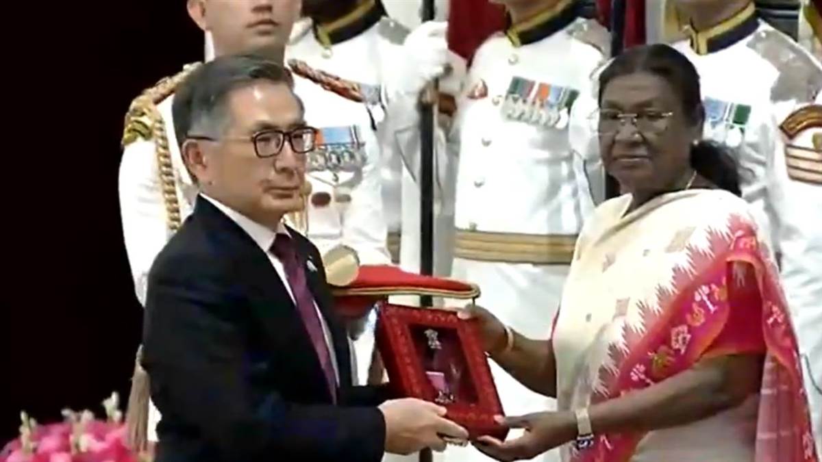 https://www.jagranimages.com/images/newimg/29042025/29_04_2025-osamu_suzuki_padam_awards_01635_23927555.jpg
