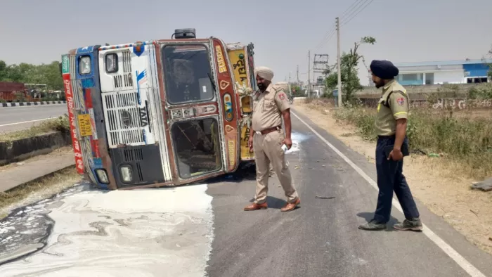 नैशनल हाईवे पर कंटेनर पलटने से 24 हजार लीटर दूध बहा (जागरण फोटो)