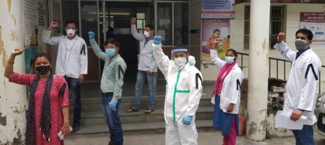 मानदेय और भत्तों में बढ़ोतरी की मांग को लेकर एनएचएम कर्मियों ने किया प्रदर्शन