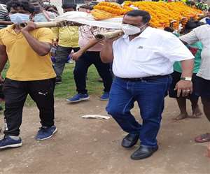 बन्ना गुप्ता सारे कार्यक्रम रद कर रांची से जमशेदपुर पहुंचे एवं अपने दोस्त की अर्थी को कंधा दिय।