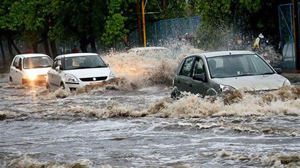 Monsoon Car Care Tips: पानी से भरे सड़कों पर भी नहीं होगा कार का इंजन को नुकसान, मानसून में अपनाएं ये टिप्स