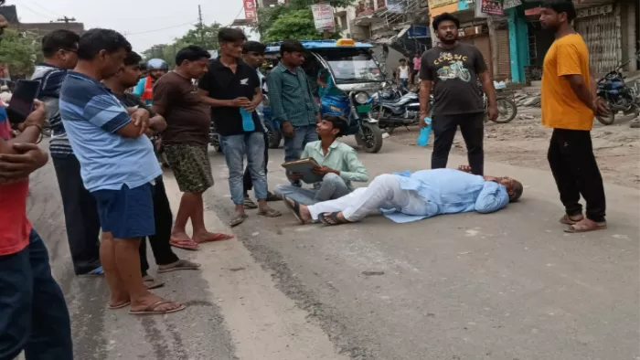 अतिक्रमण हटाने के विरोध में सड़क पर लेटे सांसद प्रतिनिधि एसपी अग्रवाल: - जागरण