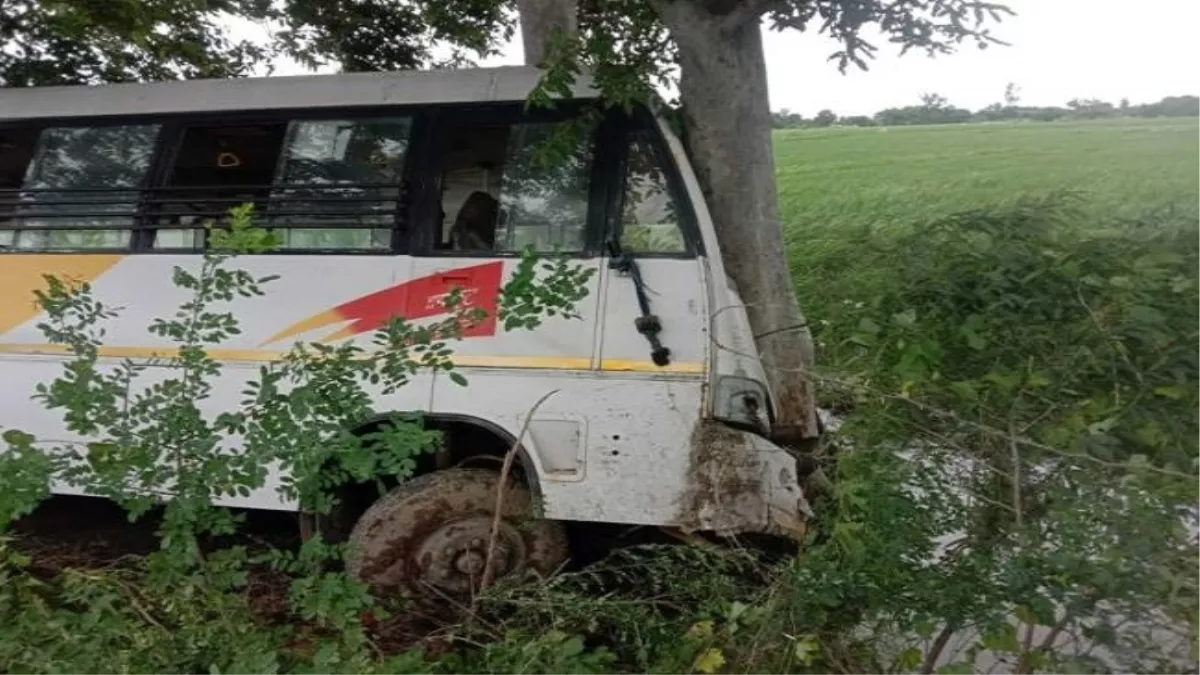 Bangladesh Road Accident: बांग्लादेश के बरिशाल में पेड़ से टकराई बस, 10 लोगों की मौत, 20 घायल