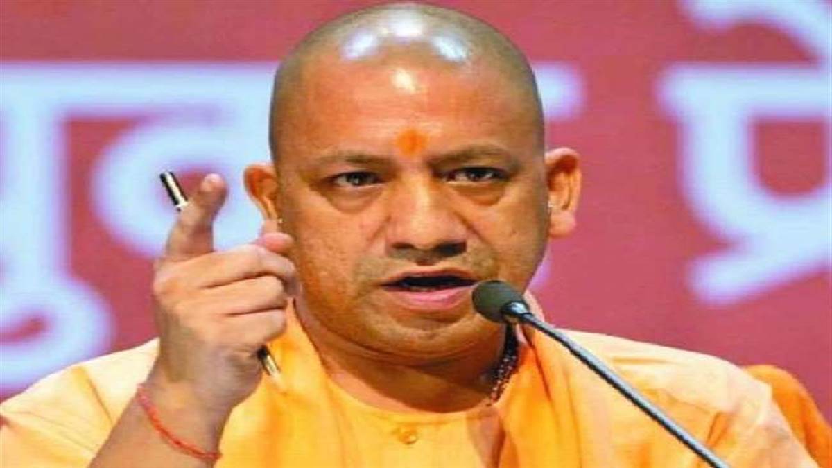 मुख्यमंत्री योगी ने वीर सावरकर पर किताब के विमोचन समारोह में कहा, सड़कों पर न पूजा होगी और ना नमाज।