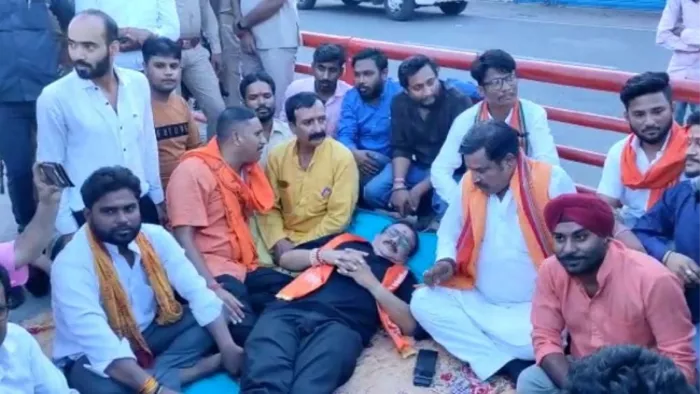 जितेंद्र नारायण त्यागी ने रविवार देर शाम समर्थकों संग हनुमान सेतु मंदिर की पार्किंग में डेरा डाल दिया।
