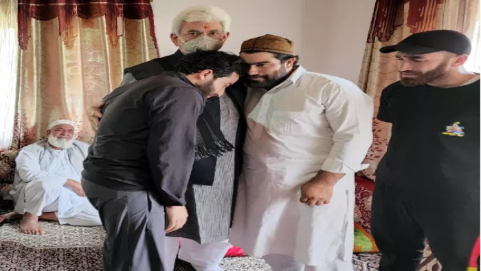उपराज्यपाल मनोज सिन्हा शनिवार को उड़ी में बलिदानी मुदस्सिर के घर गए और स्वजन के साथ संवेदना प्रकट की।