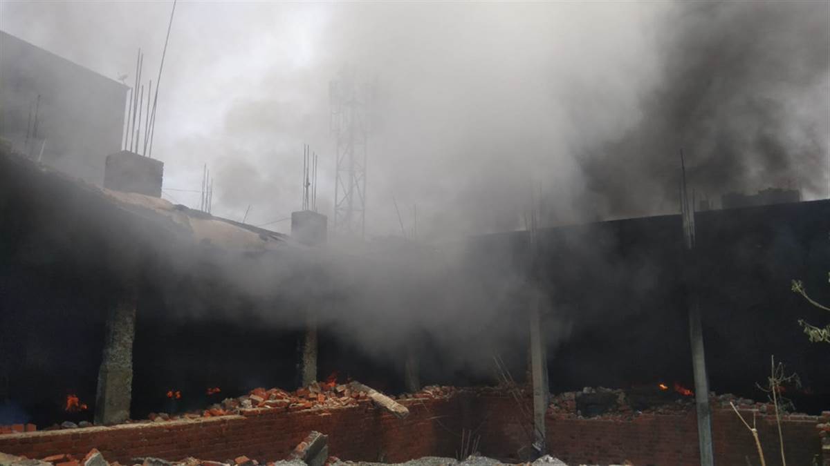 Fire In Jamshedpur : रह रह कर धधक रही आग।