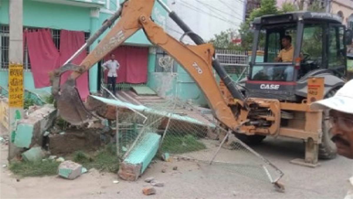 मुजफ्फरपुर में चला बुलडोजर, नाले पर बने अवैध निर्माण को तोड़ा गया - Bulldozer ran in Muzaffarpur, illegal construction on the drain was demolished