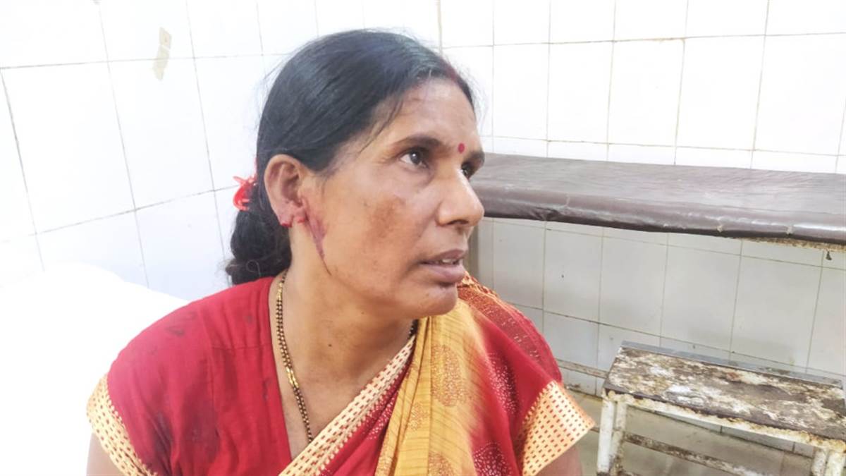 Snatching increased in jamshedpur : अस्पताल में इलाज कराती महिला।