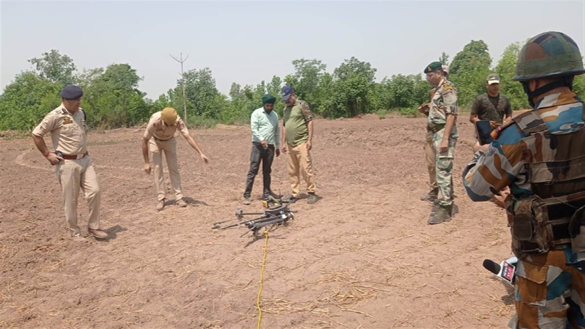 संदिग्ध ड्रोन की जांच करने के लिए मौके पर जिला के एसएसपी रमेश कोतवाल भी पहुंच गए हैं।
