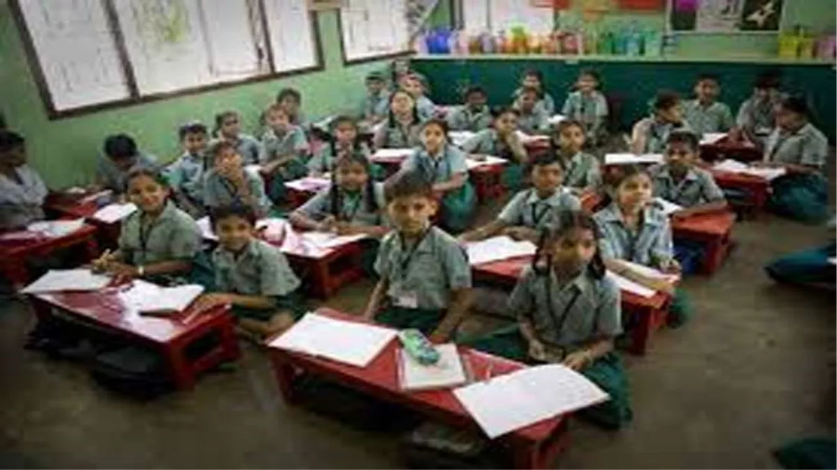 ऐसी है यूपी की प्राइमरी श‍िक्षा, गोरखपुर में अपना नाम तक नहीं लिख पा रहे कक्षा आठ के बच्चे