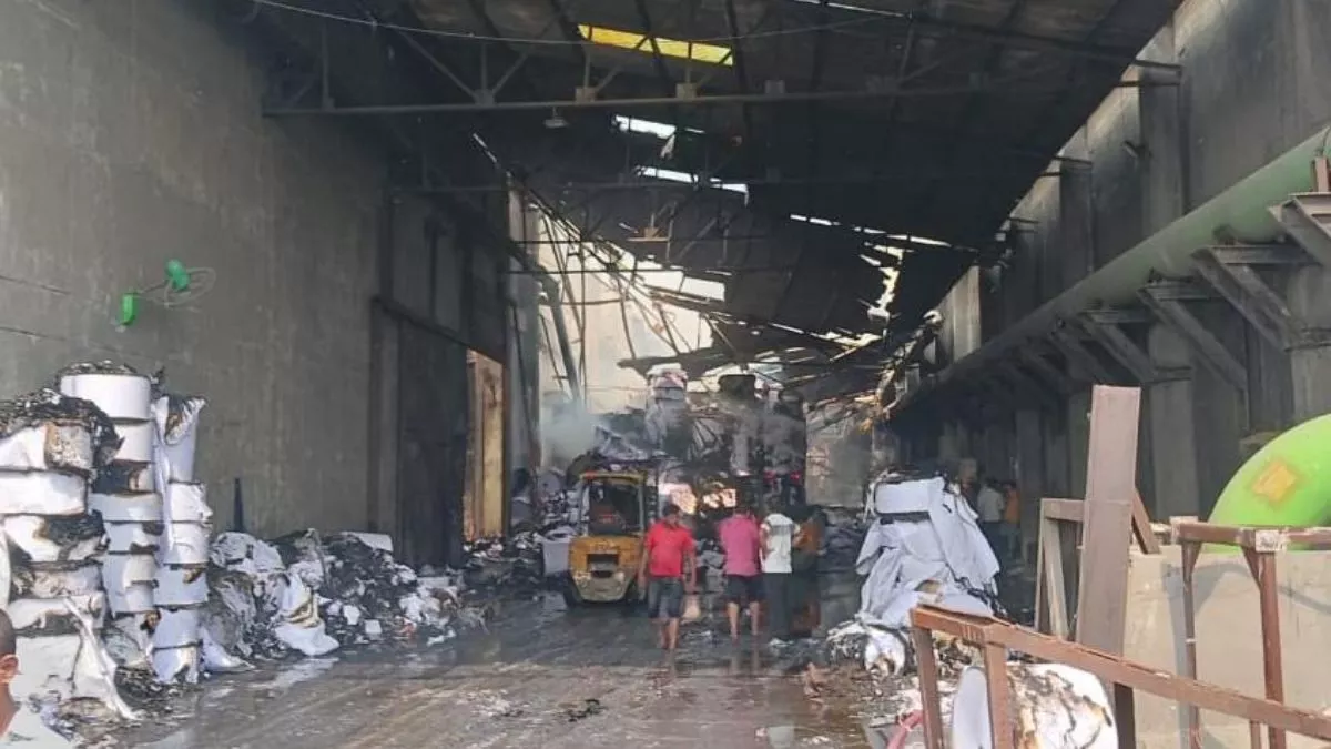 मुजफ्फरनगर में बिंदल पेपर मिल में लगी भीषण आग, करोड़ाें के नुकसान का अनुमान, नोएडा-मेरठ से बुलानी पड़ीं दमकलें