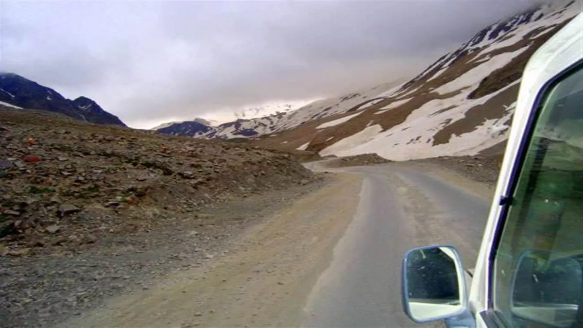 Manali-Leh Road: दो तरफा वाहनों के लिए बहाल हुआ मनाली-लेह मार्ग, प्रशासन ने समय सीमा की निर्धारित