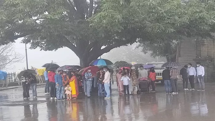 Himachal Weather: रोहतांग, शिंकुला में भारी ओलावृष्टि व वर्षा, तेजी से चल रही आंधी, ऑरेंज अलर्ट जारी