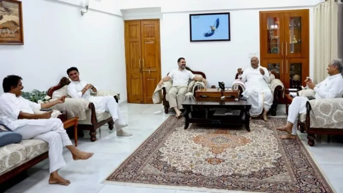 सीएम अशोक गहलोत और सचिन पायलट के बीच सुलह। फोटो-एएनआई।