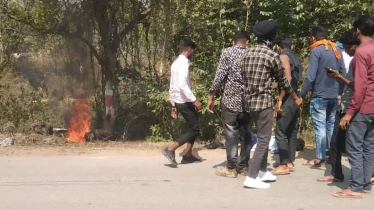 Road Accident: शाहजहांपुर-पीलीभीत मार्ग पर कार की टक्कर से बाइक में लगी आग, तीन घायल; भीड़ ने चालक को दबोचा
