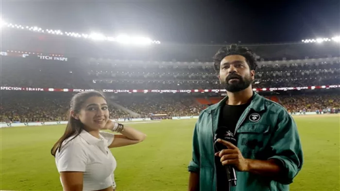 IPL 2023 Final: फाइनल मुकाबला देखने के लिए बॉलीवुड स्टार्स विक्की कौशल और सारा अली खान पहुंचे।(फोटो सोर्स:एपी)