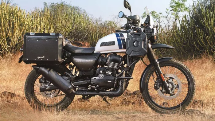 Yezdi की ओर से अपनी Adventure बाइक पर 17500 रुपये की एक्सेसरीज फ्री दी जा रही है।