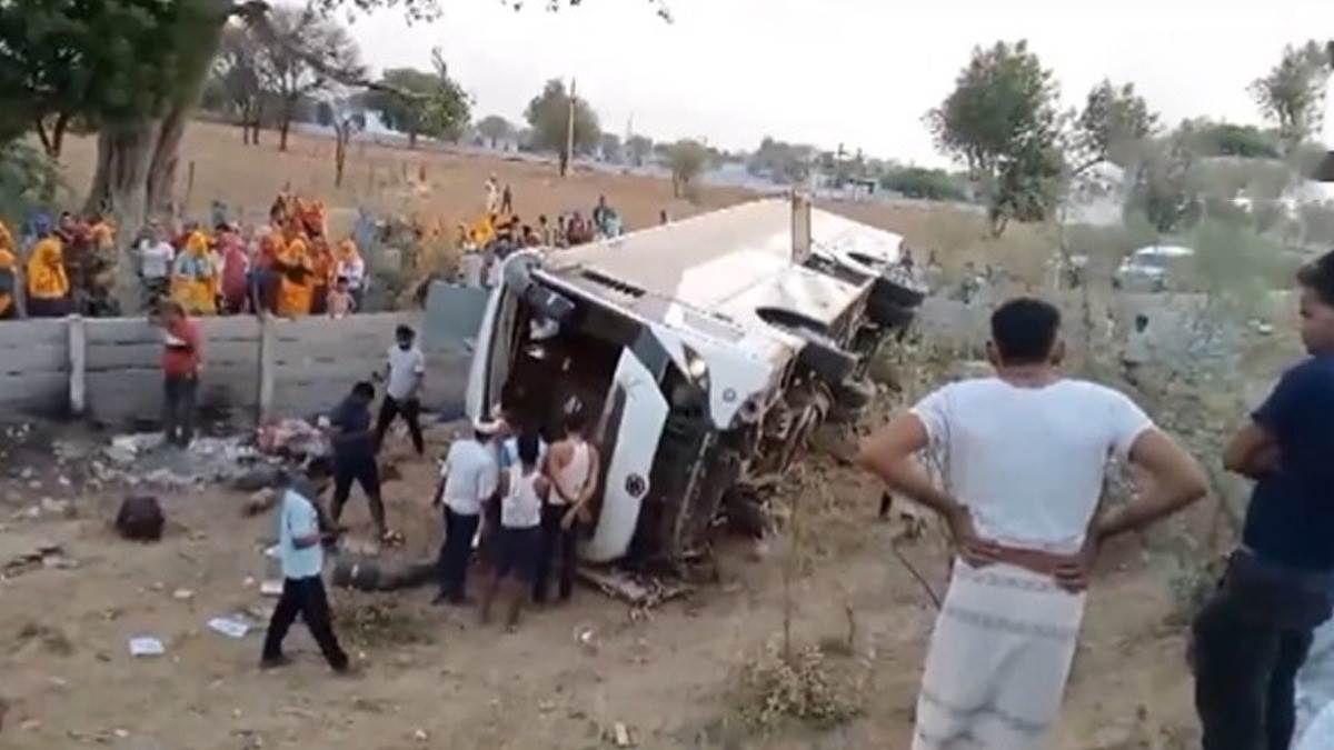 dausa road accident major accident on delhi mumbai expressway bus coming from haridwar to jaipur overturned more than two dozen people injured