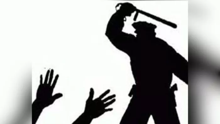 मदद मांगने गए युवक को थानेदार ने लाठियों से पीटा, थूक चटाया