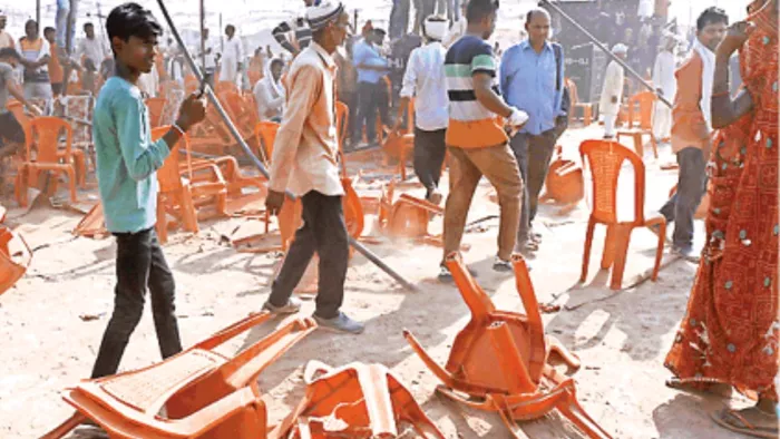 मदनपुर स्थित बरांव चौराहे पर चुनावी जनसभा में टूटी कुर्सियां। जागरण