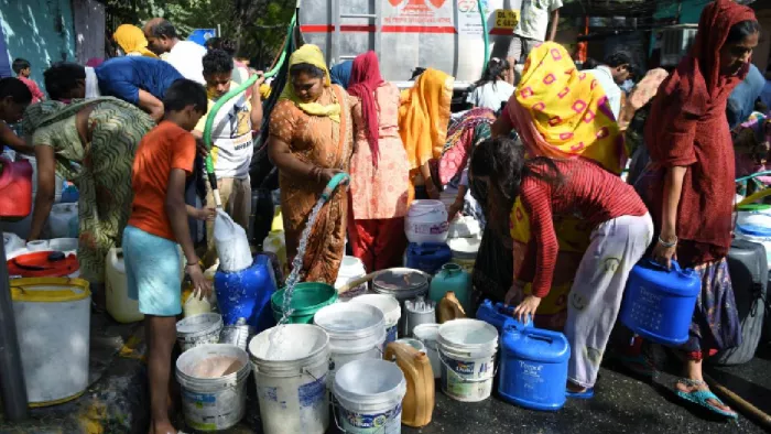 Delhi Water Crisis: टंकी से पानी बहा या पाइप से धोई गाड़ी तो कटेगा चालान।