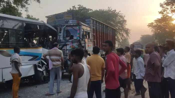 तेज रफ्तार ट्रक ने बस में मारी टक्कर