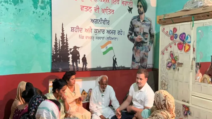 रोड शो के बाद अचानक बलिदानी के घर पहुंचे राहुल, बंद कमरे में परिजनों से की बातचीत