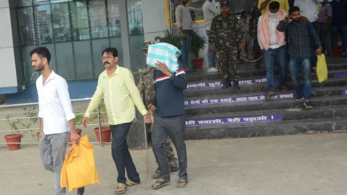 बार के कर्मचारी व मालिक को सदर अस्पताल से जांच कर जेल ले जाती हुई पुलिस