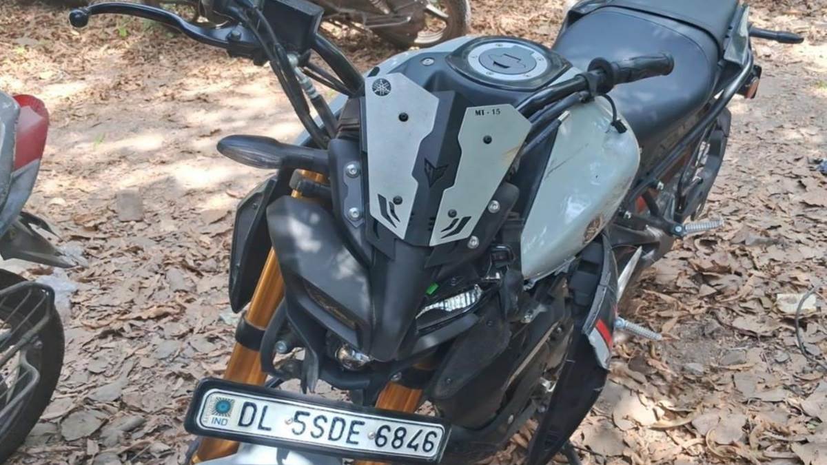 ncr sports bike lost control on geeta colony flyover one youth died another injured after fall from railing