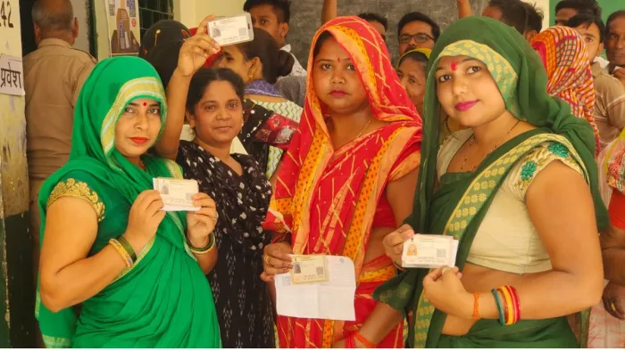 छठे चरण के मतदान में महिलाओं ने पुरुषों को पीछे छोड़ा।