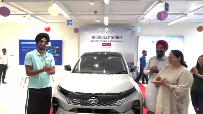 अर्शदीप सिंह ने मां को गिफ्ट की Tata Curvv SUV।