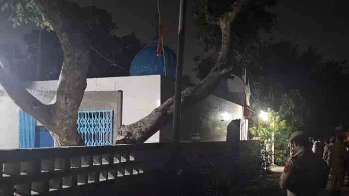 Bulldozer Action: नजफगढ़ नाले के किनारे मजार हटाई गई।