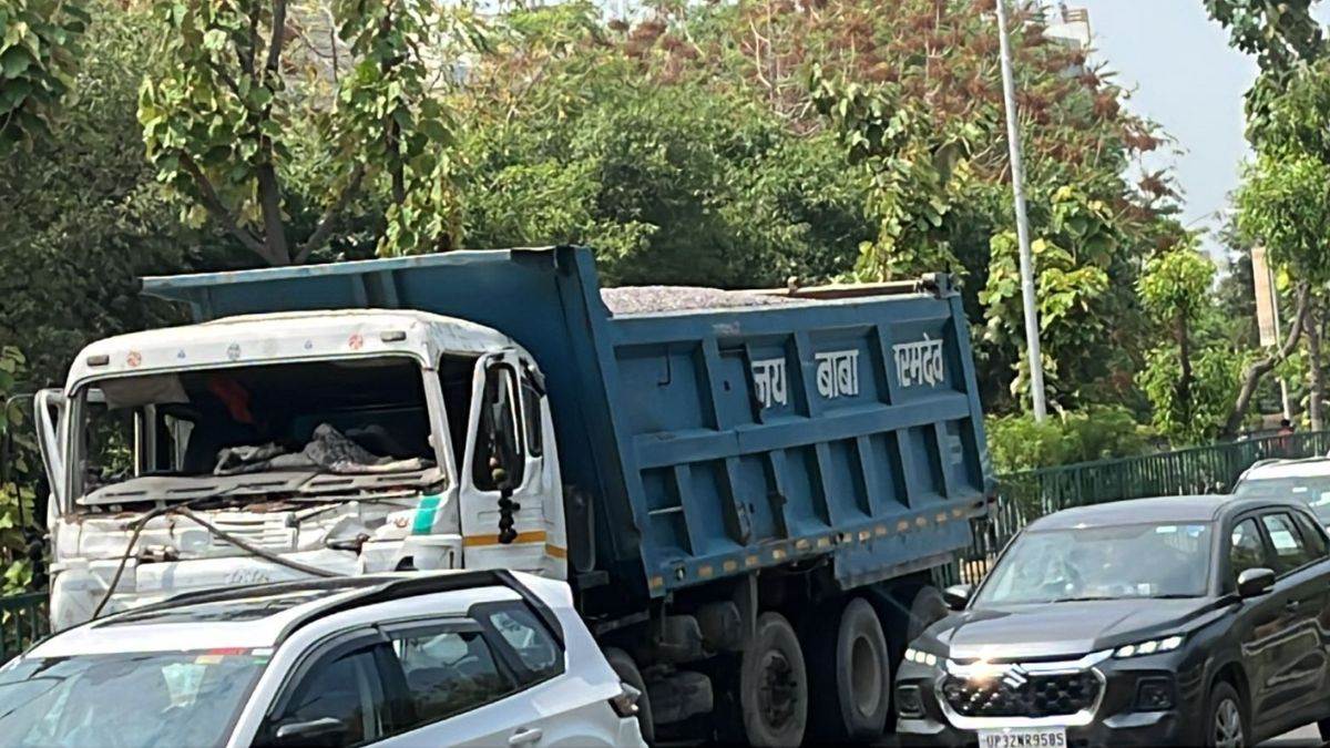 lucknow overloaded dumper breakdown causes traffic jam 4 cops suspended