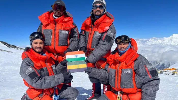विश्व की सबसे ऊची चोटी माउंट एवरेस्ट फतह करने के बाद राष्ट्रीय व गढ़वाल रेजीमेंट के ध्वज फहराया: गढ़वाल राइफल्स