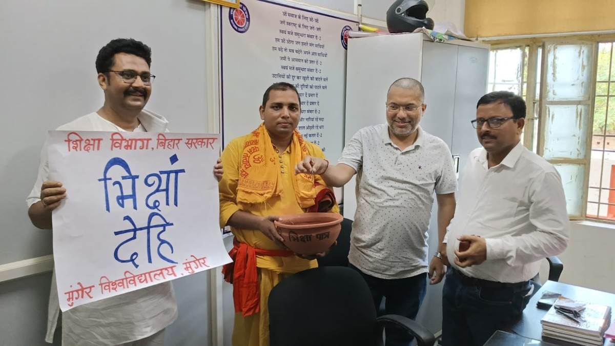 https://www.jagranimages.com/images/newimg/29052025/29_05_2025-munger_teacher_23950686.jpg