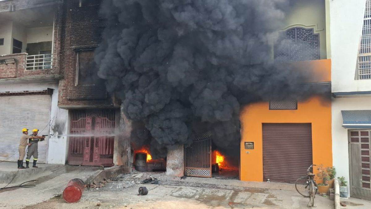 https://www.jagranimages.com/images/newimg/29052025/29_05_2025-sambhal_fire_23950655_185324217.jpg
