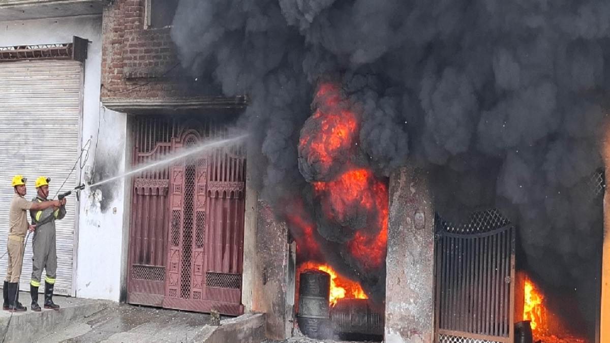 https://www.jagranimages.com/images/newimg/29052025/29_05_2025-sambhal_fire_news_23950657_185958990.jpg