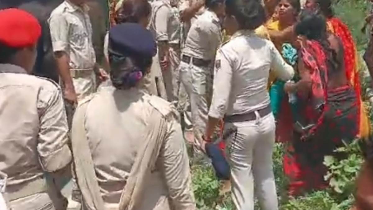west champaran co police team attacked during encroachment removal in yogapatti