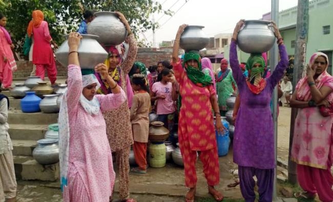 किलाजफरगढ़ में गहराया पेयजल संकट, खेतों से लाना पड़ रहा पानी