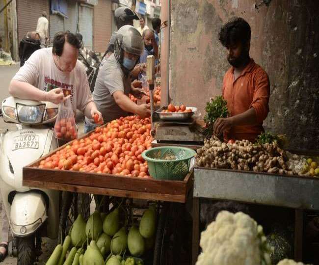 फुटकर में फलसब्जी के दामों में मनमानी लोगों को खरीदनी पड़ रही है महंगे