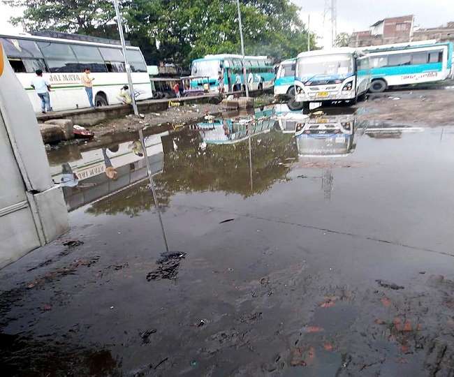 जलजमाव व कीचड़ की वजह से मुजफ्फरपुर के बैरिया बस पड़ाव पर यात्रियों की फजीहत