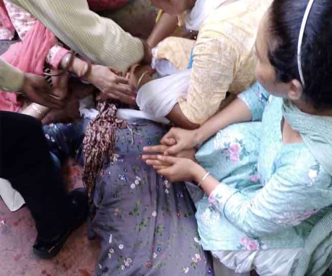 पानी की बौछार छोड़े जाने से गिरी महिला टीचर। जागरण