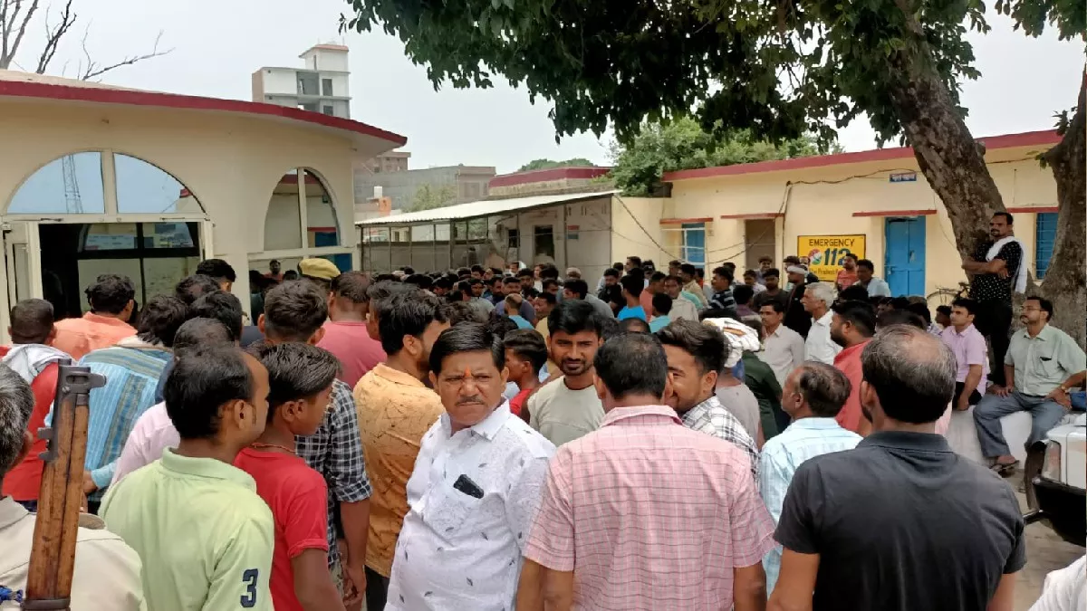 Bareilly News: दूसरे संप्रदाय की किशोरी भगा ले जाने के विरोध में अलीगंज में तनाव, व्‍यापारियों ने बंद की दुकानें, थाने में प्रदर्शन