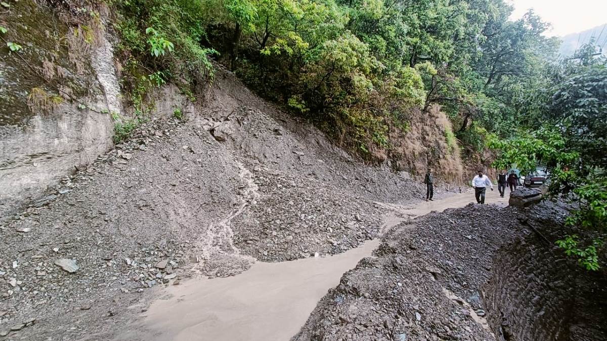 Nainital Weather Update : नैनीताल-भवाली रोड पर आया मलबा, स्कूल व पर्यटक वाहन फंसे
