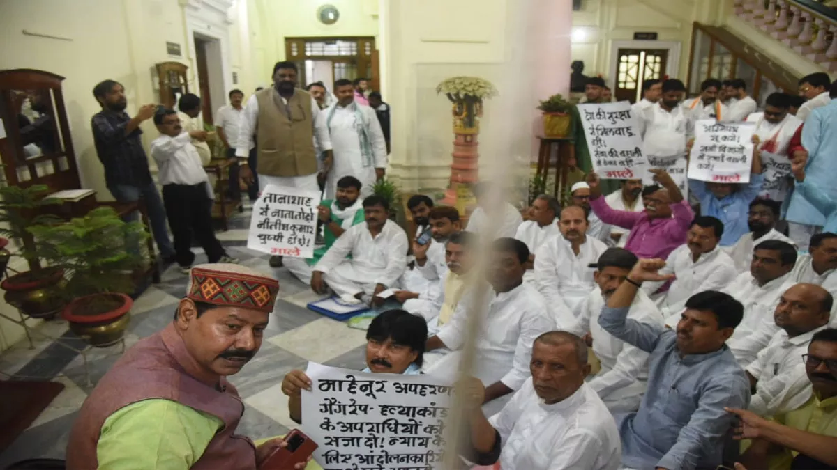 Bihar Assembly Monsoon Session: अग्निपथ योजना पर विधानसभा में हंगामा, स्पीकर के चैंबर के बाहर विपक्ष का धरना