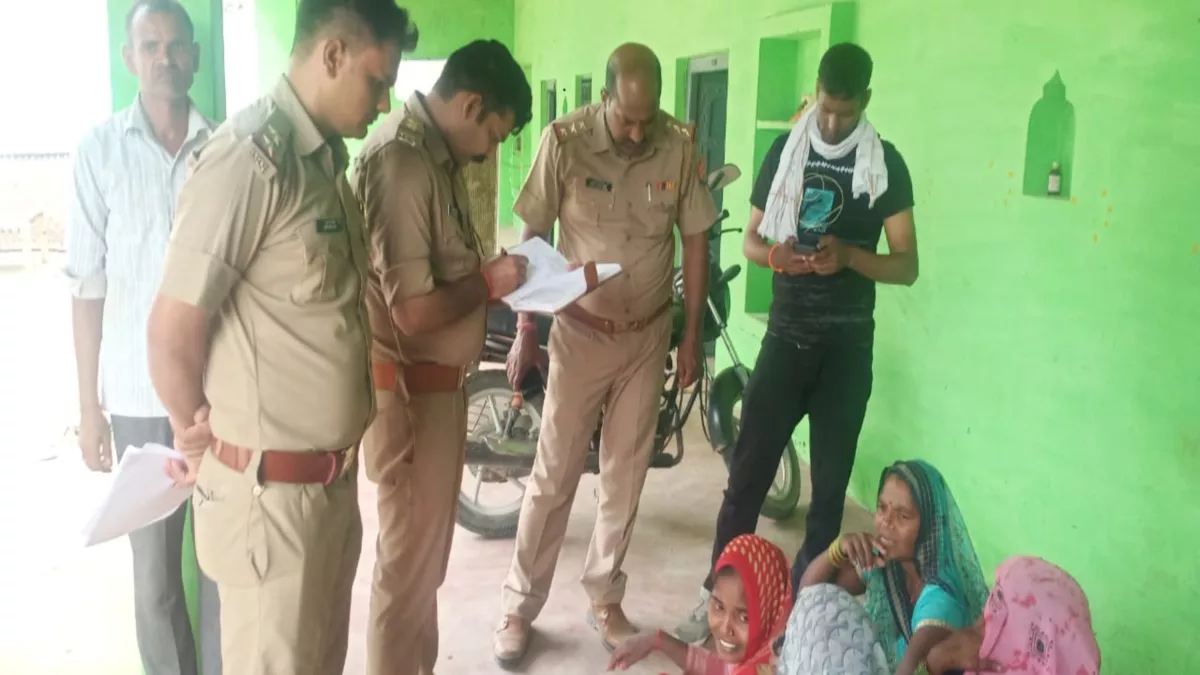 Agra News: पुलिस ने जलती चिता से उठाया युवक का शव, कंट्रोल रूम को मिली थी सूचना