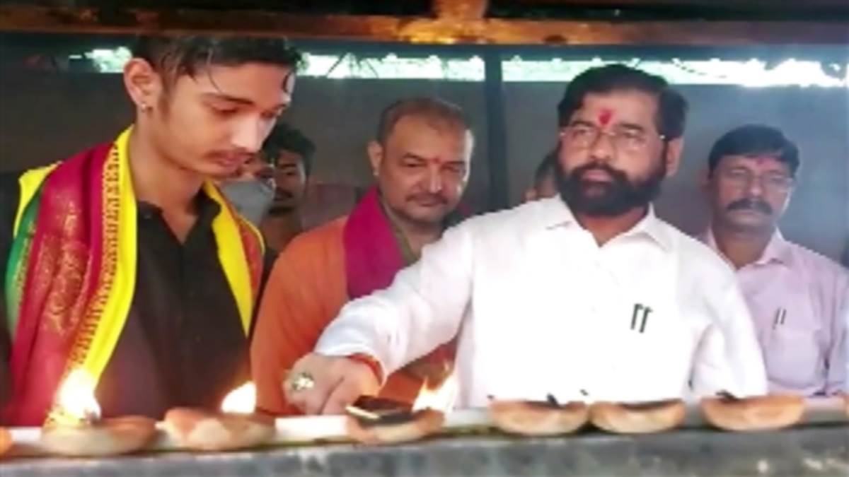 Maharashtra Political Crisis: गोवा पहुंचे शिंदे गुट के विधायक, एकनाथ बोले-फ्लोर टेस्ट में होंगे शामिल