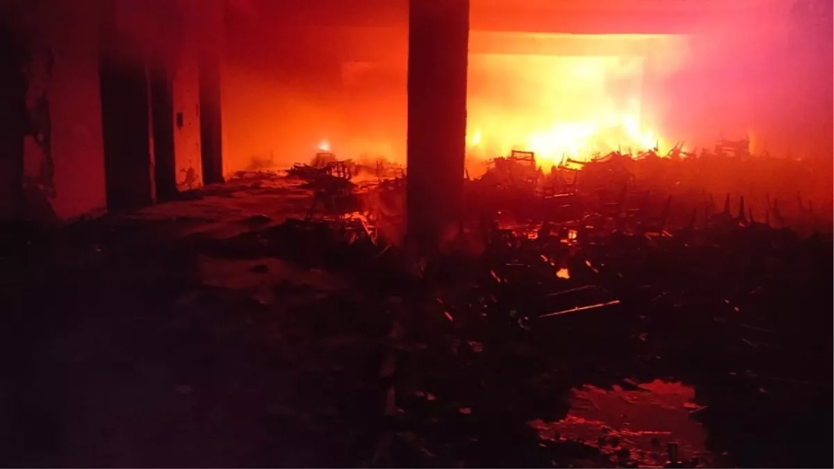 Delhi Fire: दिल्ली के मंगोलपुरी फेज-1 इलाके में फैक्ट्री में आग लगी, दमकल की 26 गाड़ियां मौके पर